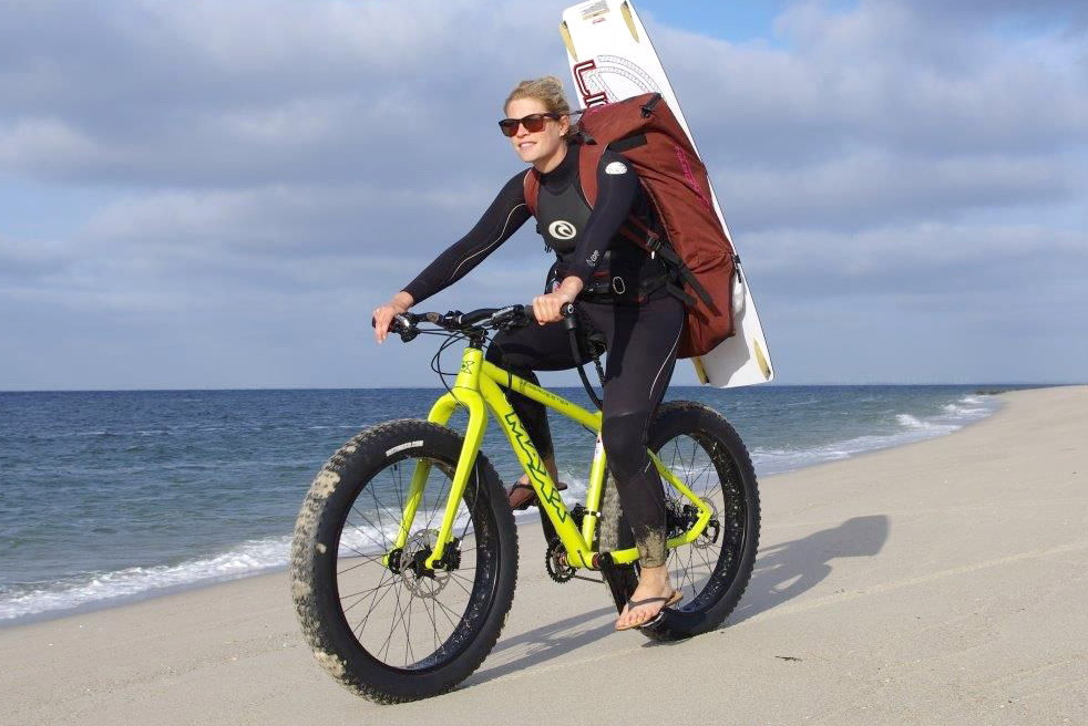 Езда на фэтбайке по пляжу